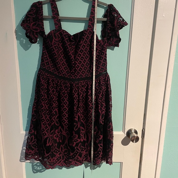 Cute red lace dress! - Picture 5 of 9